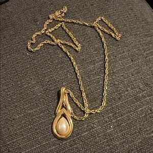 Elegant Gold Pendant Necklace